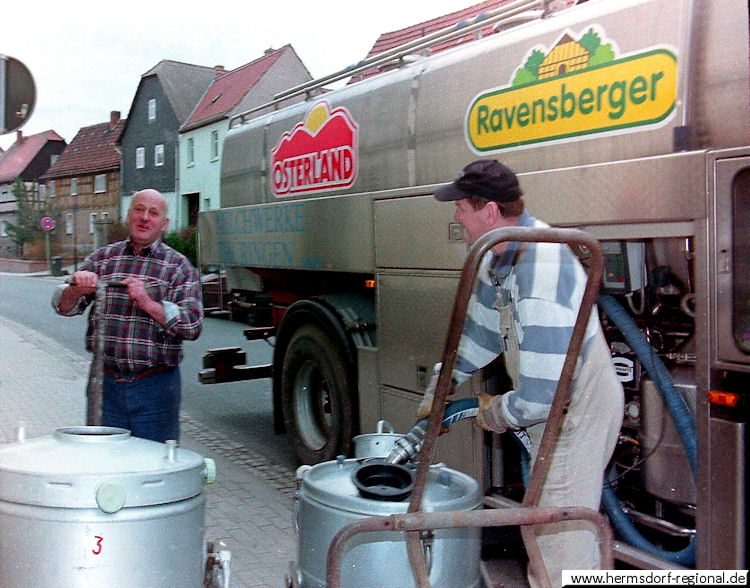 Günter Schilling (links) beim Milch abliefern. 