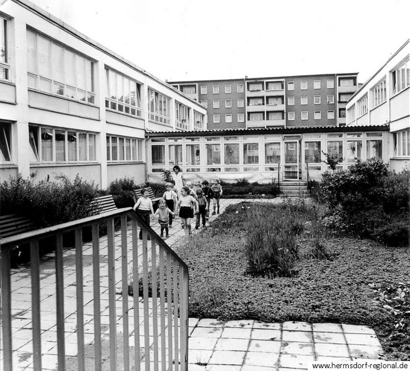 Kindergarten und Kinderkrippe (Kombi I) errichtet 1970 in der Rudolf-Breitscheid-Straße, Bildhintergrund Hermann-Danz-Straße. 