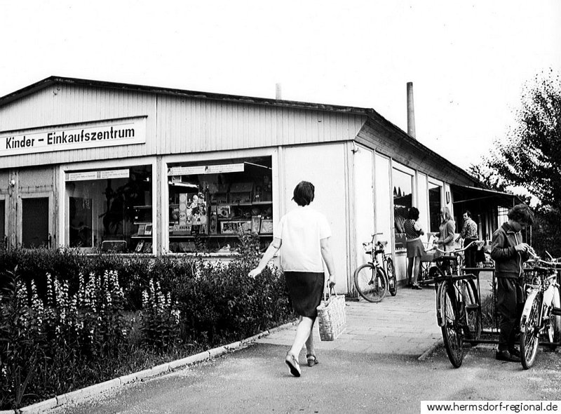 Kinderkaufhaus in der Werner-Seelenbinder-Straße, errichtet 1971 als Baracke. 