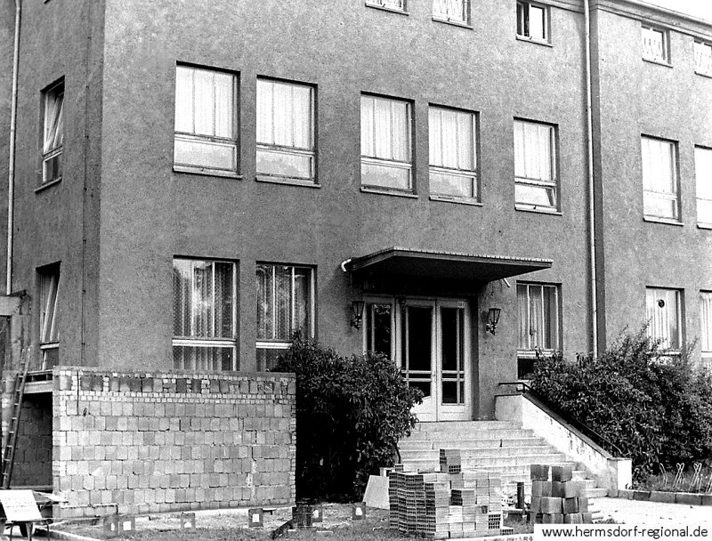 1984 - Kulturhaus "Völkerfreundschaft" des Kombinates VEB Keramische Werke Hermsdorf - der Eingang zur Gaststätte "Keller" wurde überdacht.