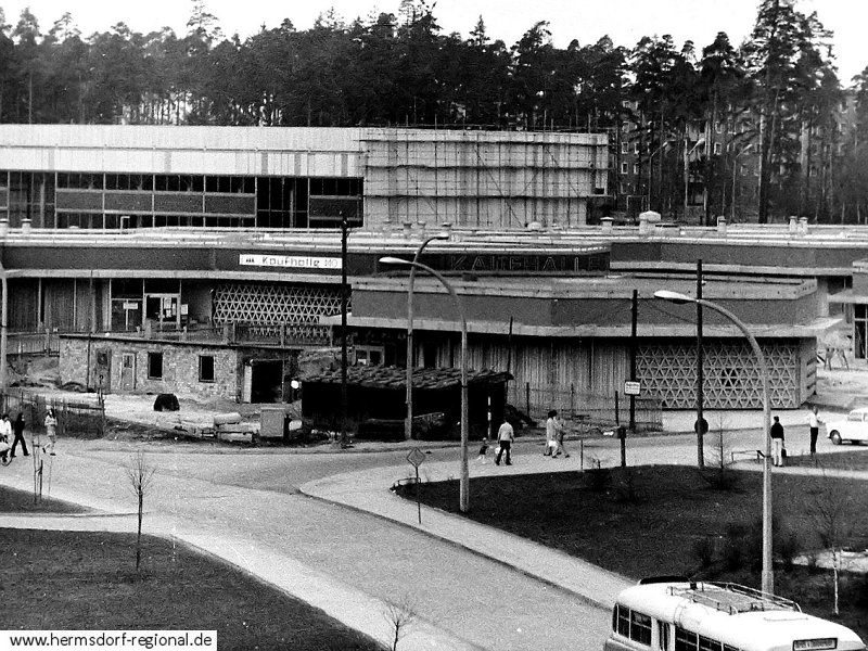 1974 - Bau der "Werner-Seelenbinder-Halle", zunächst nur als Schulturnhalle gedacht. 