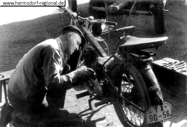 Werner Vogel bei der Reparatur eines Motorrades 