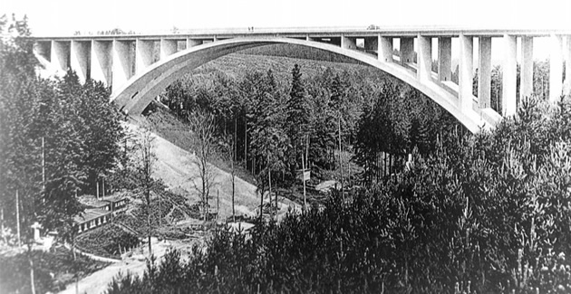 Die Teufelstalbrücke 1938 - im Bildvordergrund der südliche Brückenbogen.