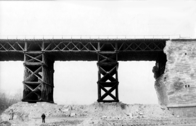 1945 Behelfsbrücke aus Holz.jpg