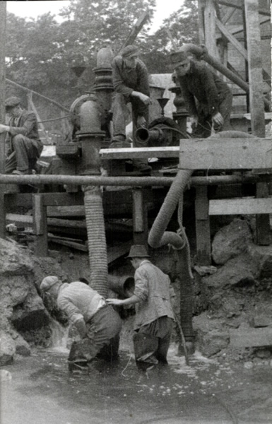 1952-04 Wasserpumpen.jpg