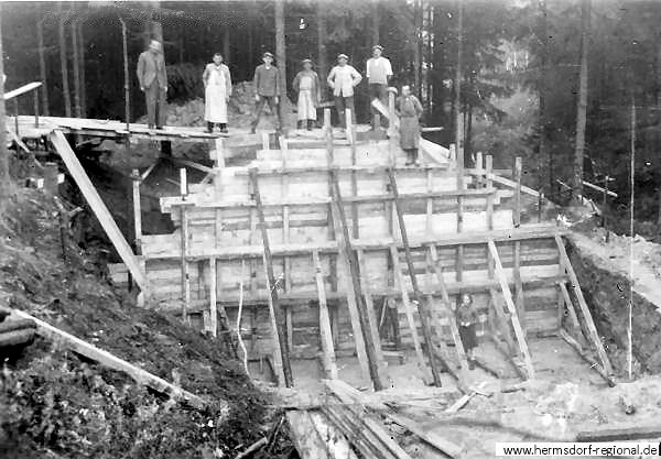 1939 Bau der Wasseranlage Warnsdorf für die Wasserversorgung Hermsdorfs. 