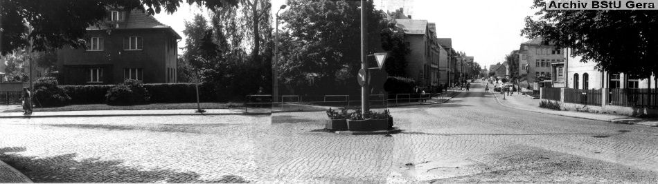 Blick auf die Kreuzung an der Bahnhofsbrücke Richtung Rathaus, damals Friedrich-Engels-Straße. Nach links die damalige Bahnhofsstraße (beides heute Eisenberger Straße). Hier wurde auf der Kreuzung die Insel (siehe weiter unten) bereits abgebaut.