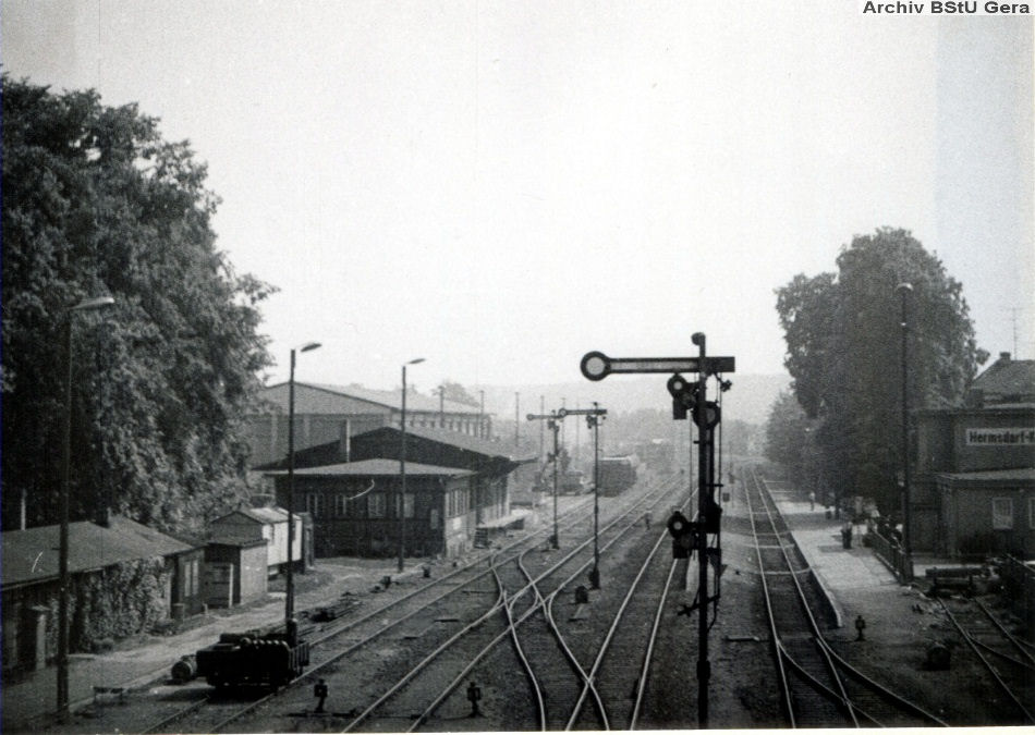 Aufnahme des Bahnhofes Hermsdorf - Klosterlausnitz von der Brücke aus.