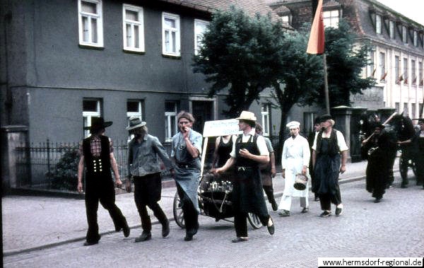 1964 - Umzug durch Hermsdorf zum ersten Einsatz auf dem Sportplatz