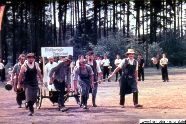 1964 -Ersten Einsatz auf dem Sportplatz die Pflichtfeuerwehr rückt an 