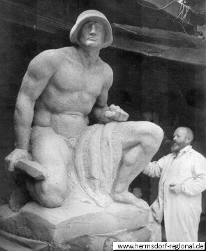Der Bildhauer Josef Heise (Weimar) bei der Arbeit.
