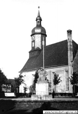 Blick auf das Denkmal vor der St. Salvator Kirche 
