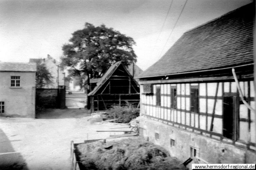 Foto aus dem Jahr 1938. Rechts hinter dem Stall (heute "Bärenhöhle) stand das Gesindehaus. Die Scheune vor der Akazie wurde auch noch abgerissen.