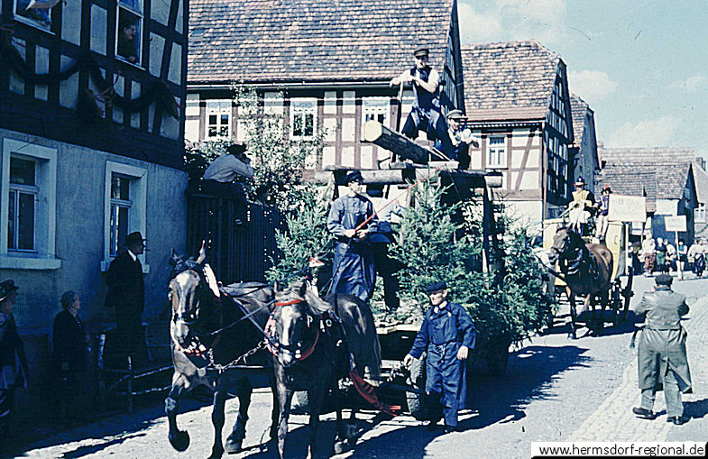 Darstellung der Brettschneider im Festumzug in Hermsdorf zur 700-Jahr-Feier 1956.
