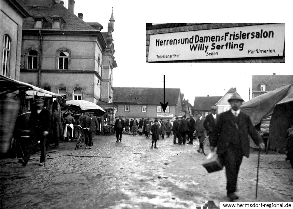 Die Aufnahme stammt aus dem Jahren 1910 bis 1915, Markttreiben auf dem Rathausplatz. Zu erkennen ist das Ladenschild von Willy Serfling. 