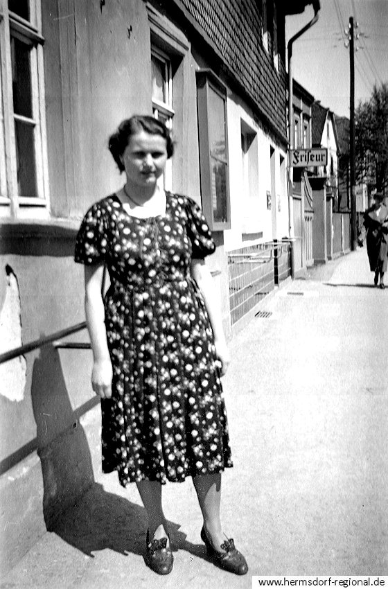 Foto um 1947 - Ida Serfling vor dem Geschäft.