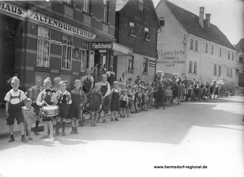 Kindermaibaumsetzen 1926 - Umzug durch die Ernstsraße