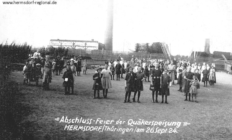 Das Foto zeigt die Abschlussfeier am 26.09.1924 auf dem Schulhof.