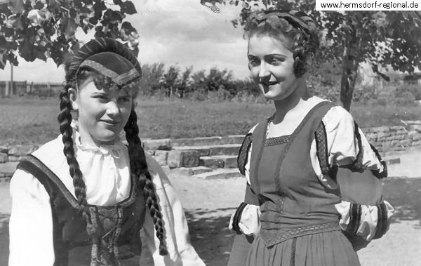 Sieglinde Fischer verh. Gräfe (links) und Dorothea Schmidt verh. Thuma (Tochterder Hebamme Alice Schmidt) zur 700-Jahr-Feier 1956