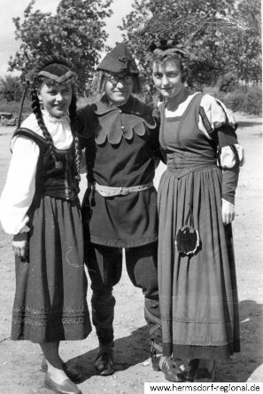 Sieglinde Fischer verh. Gräfe (links), Werner Burgold und Dorothea Schmidt verh. Thuma