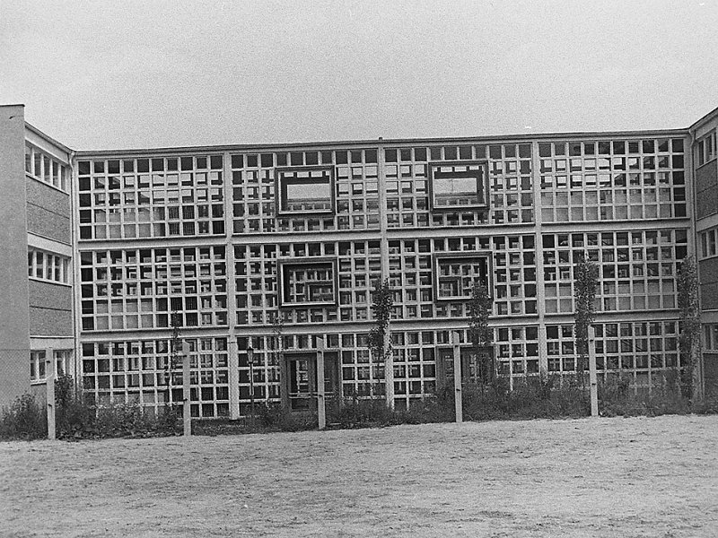 1974 - die Schule zum 25. Jahrestag der DDR (Gründung 07.10.1949 Wiedervereinigung 03.10.1990) 