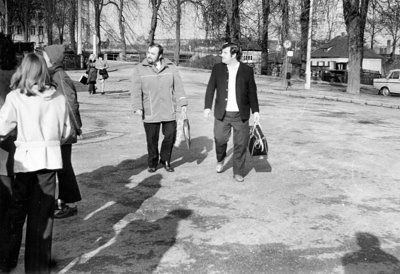 Der Direktor (rechts) von 1974 - 1975 Harald Spiesky verabschiedet Gäste aus Tachov.