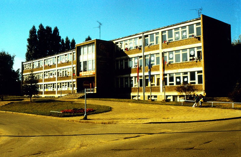 Am 05.10.1979 wurde der 1967 eröffneten 2.POS der Name „Werner Seelenbinder“ verliehen. 2006 - 2007 wurde die heutige Regelschule (2.POS) saniert. Mit ihrer Eröffnung erhielt diese den Namen "Am Hermsdofer Kreuz". 