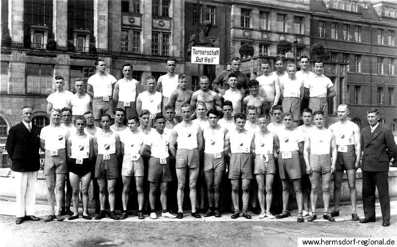 16.08.1931 Turnerschaft "Gut Heil" vor dem Rathaus in Kiel zum 11. Kieler Lauf und Schwimmstaffel 