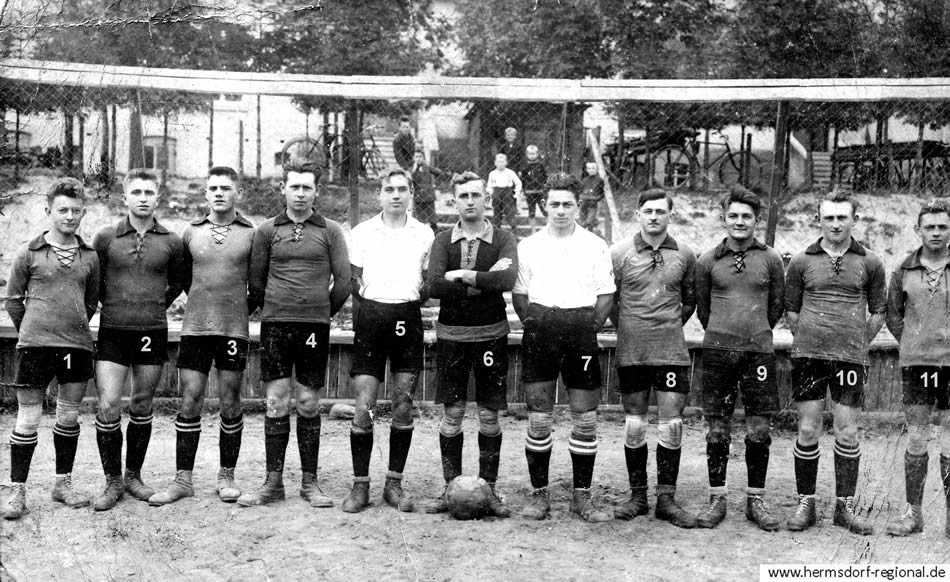 Fußballmannschaft hinter dem Schützenhaus Hermsdorf ca. 1922