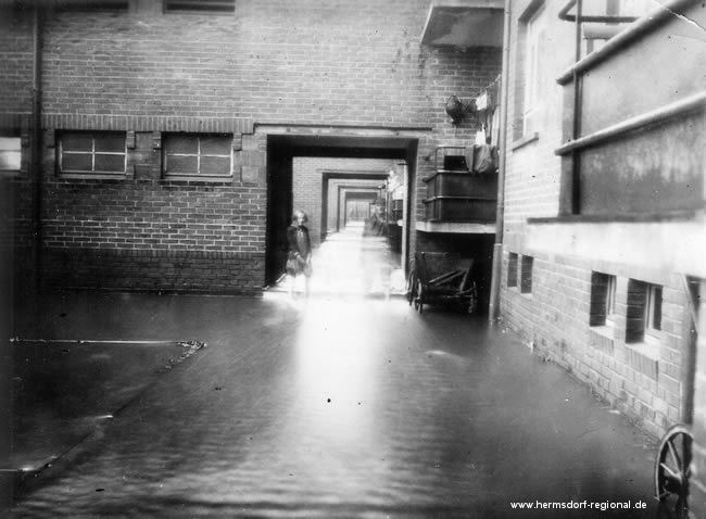 15.07.1932 Hochwasser in Hermsdorf: Bild oben am Alten Markt unten, die Hofseite des 30-Familien-Hauses.