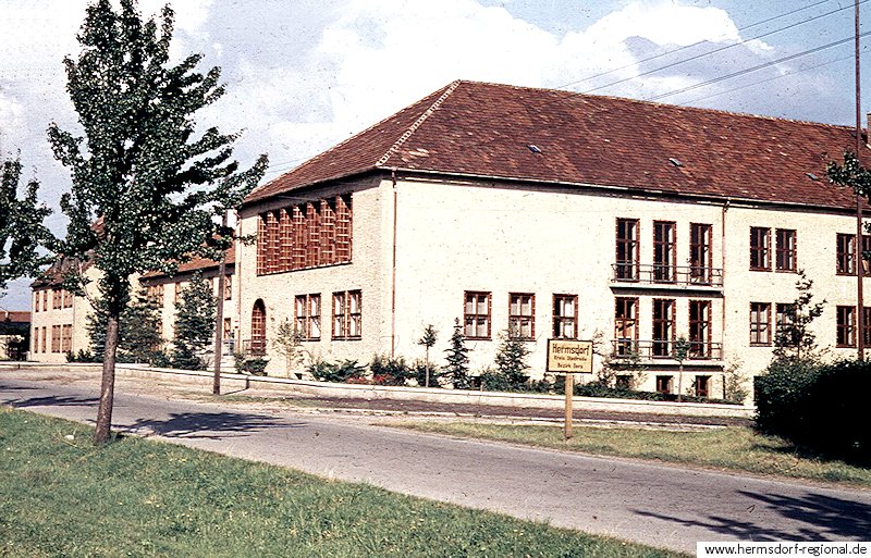 Die Fachschule für Keramik in den 1950er Jahren. Hermsdorf gehörte damals zum Kreis Stadtroda im Bezirk Gera.