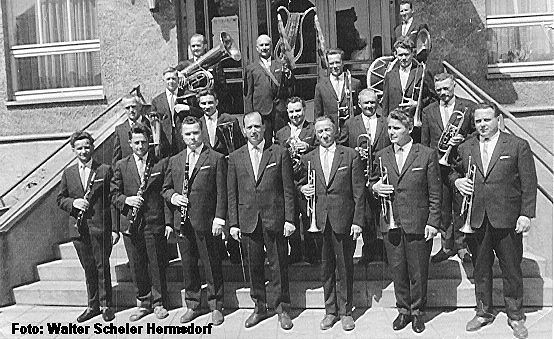 Bild des Orchesters in den 1960-er Jahren, vor dem ehemaligen Kulturhaus "Völkerfreundschaft" 