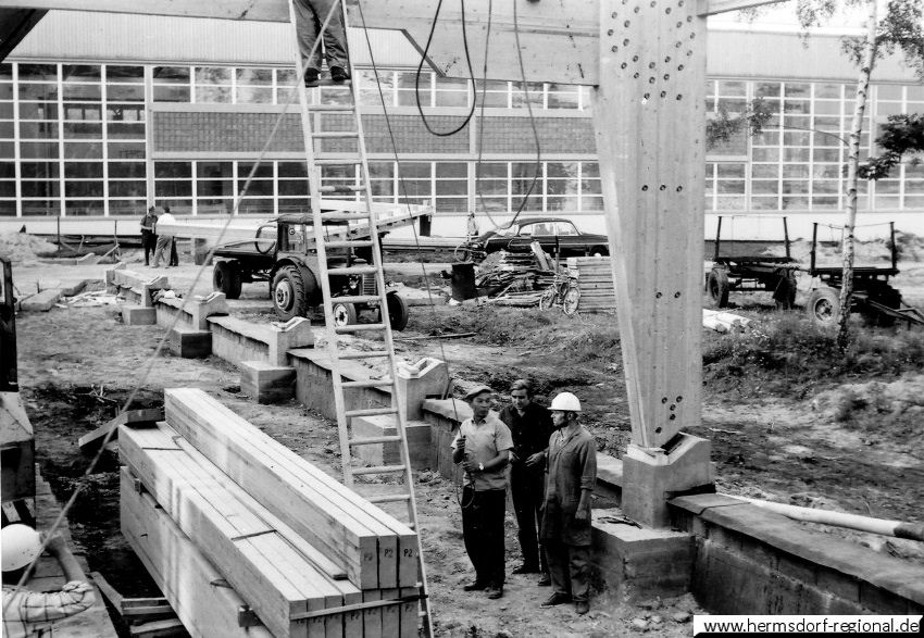 Montage der im VEB Holzbauwerke (heute STRAB Ingenieurbau) hergestellten Leimbinderelemente.
