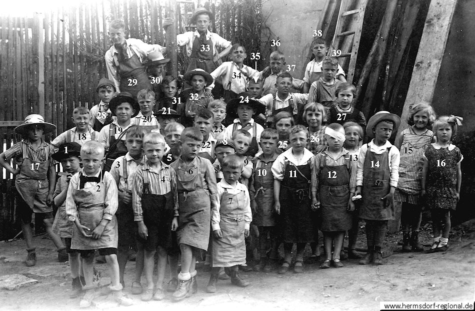 Im Garten der Gaststätte „Altenburger Hof“ feierten die Kinder der Altstadt im Jahr 1934 ein Kindermaibaumsetzen.